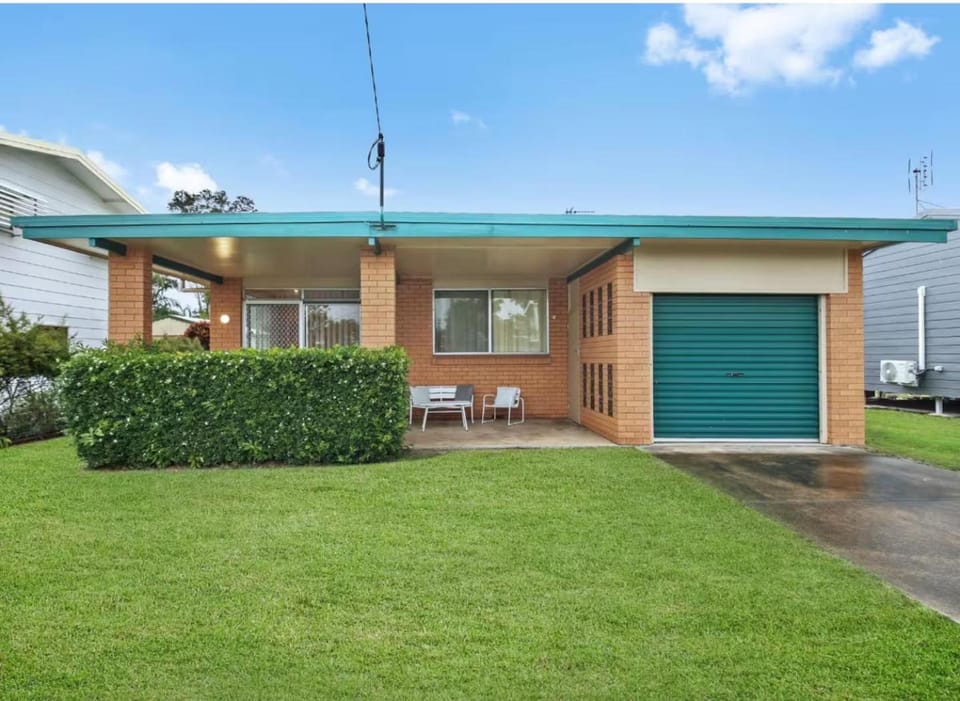 Beach Side on Burke - Pet Friendly House in Golden Beach