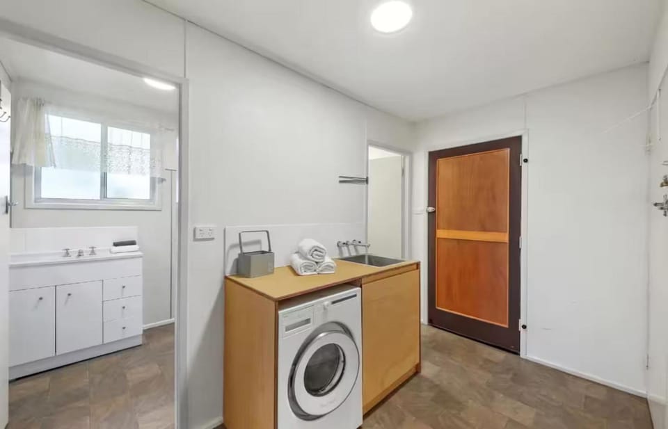 Beach Side on Burke - Pet Friendly House in Golden Beach
