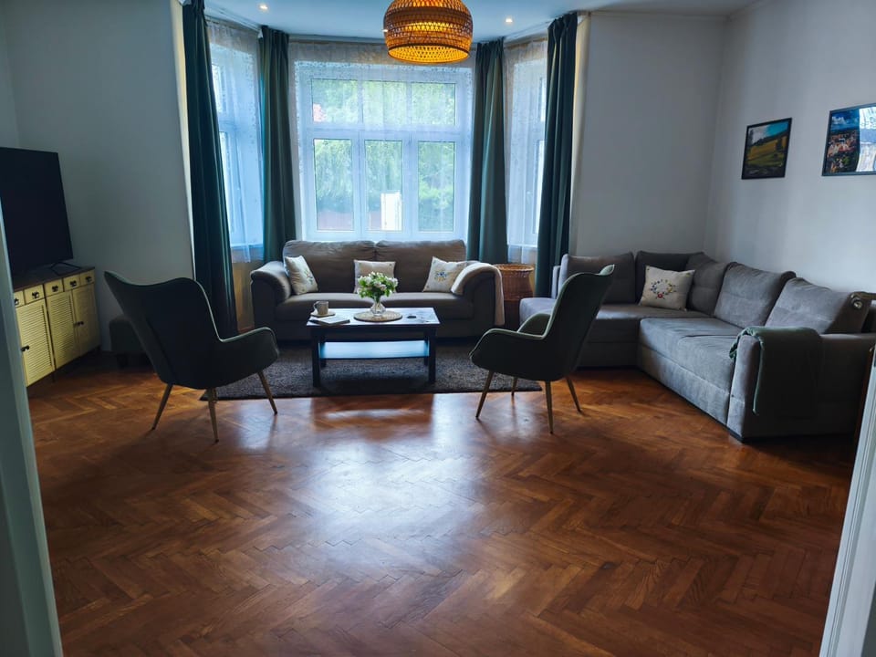 Communal lounge/ TV room