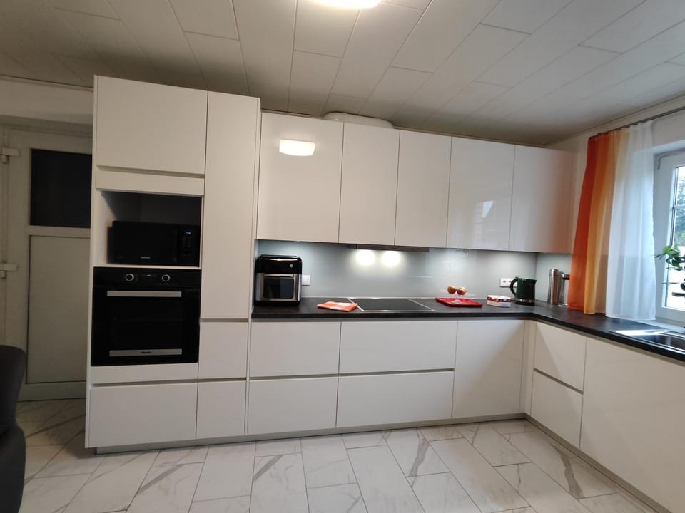 Coffee/tea facilities, Kitchen or kitchenette, dishwasher, stove