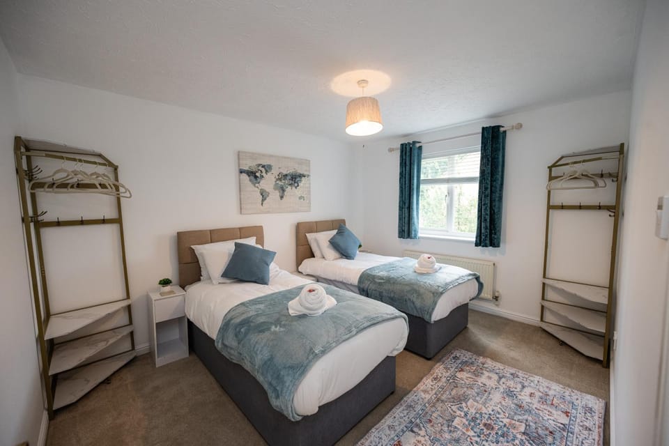Bed, Photo of the whole room, Bedroom, towels