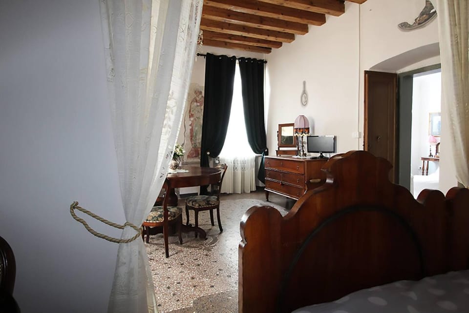 Bed, Living room, Bedroom
