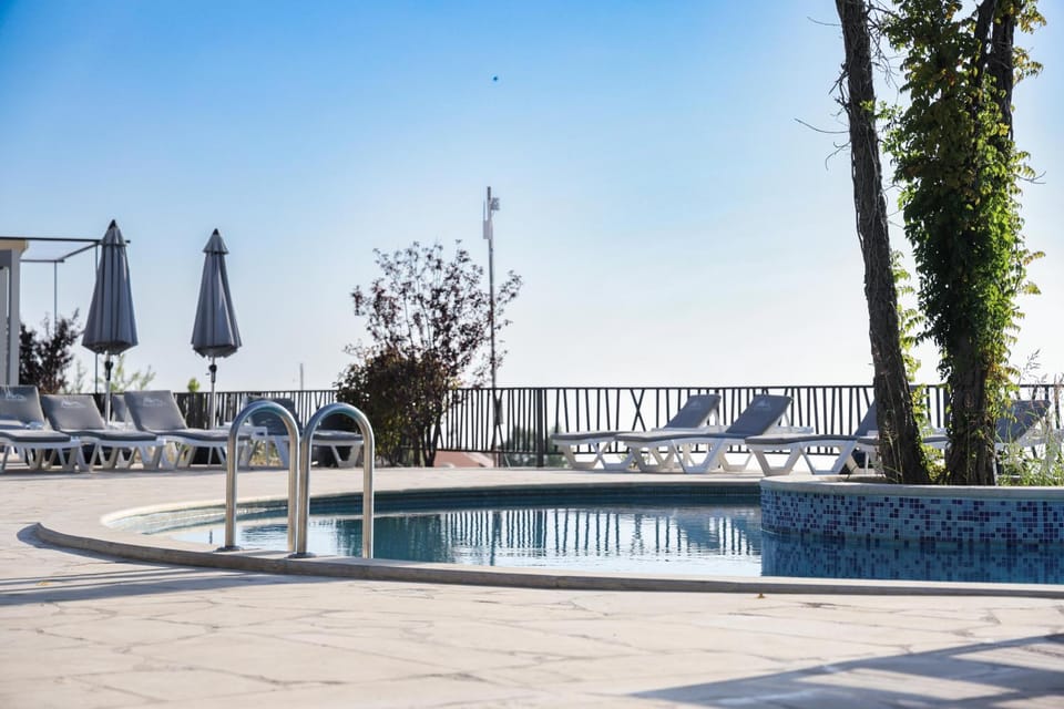 Swimming pool, Swimming pool, sunbed