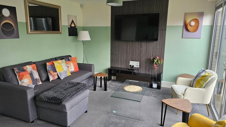 TV and multimedia, Living room, Decorative detail, Seating area