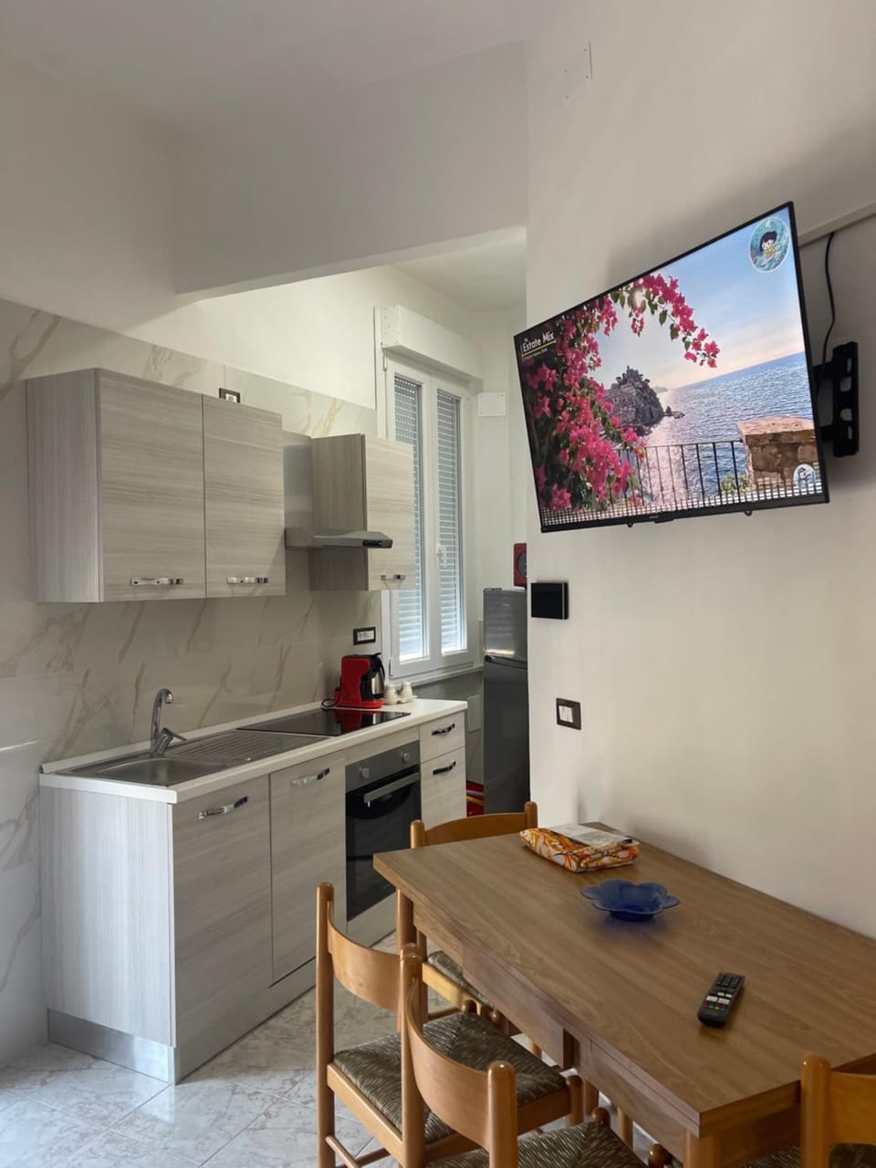TV and multimedia, Kitchen or kitchenette, Dining area, dishwasher, oven, stove