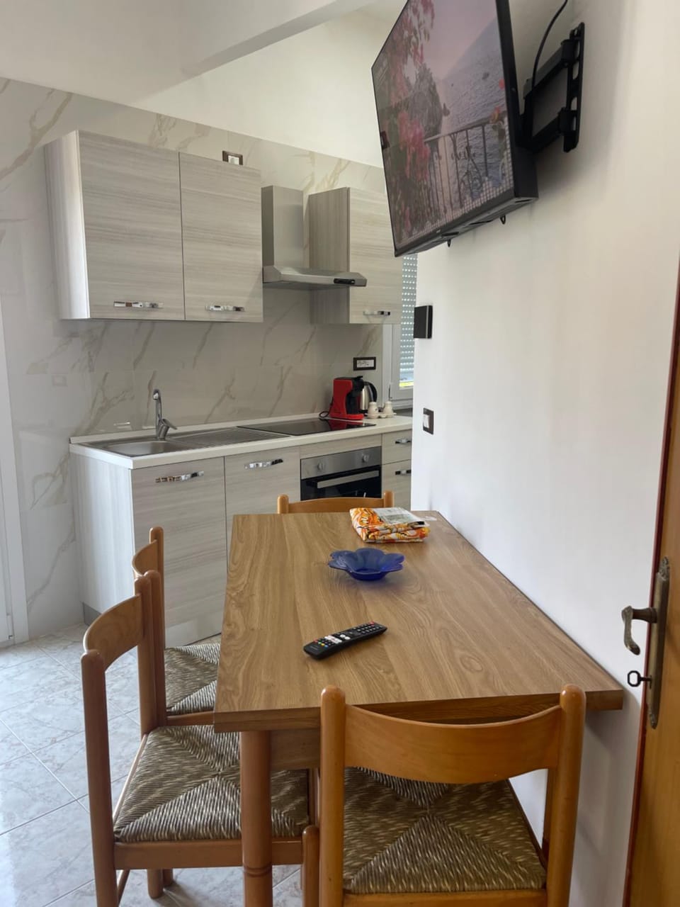 TV and multimedia, Dining area, oven, stove