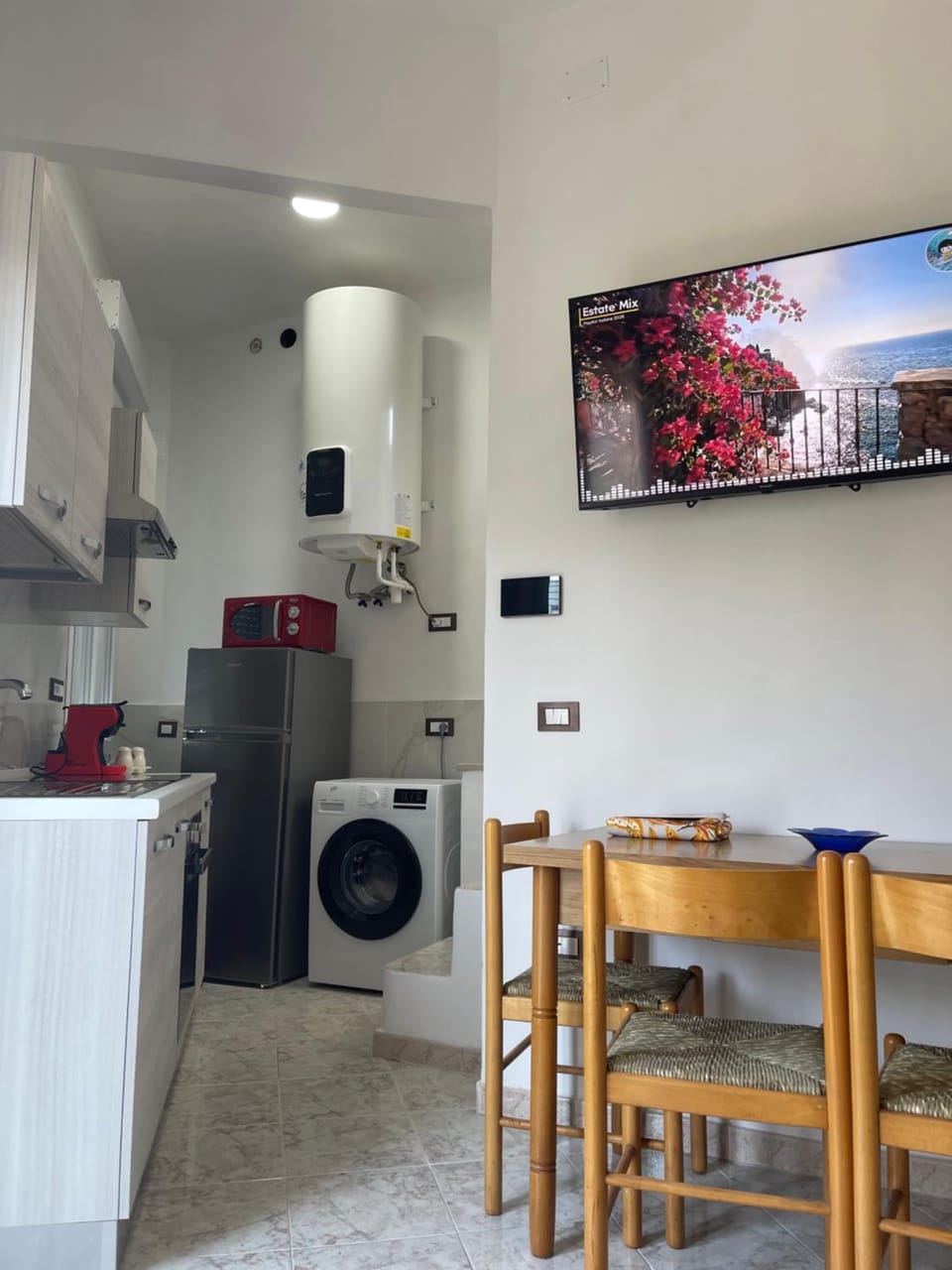 TV and multimedia, Kitchen or kitchenette, Living room, Dining area, dishwasher, oven, washing machine