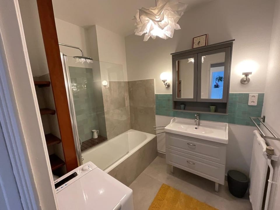 Bathroom, Bath, washing machine