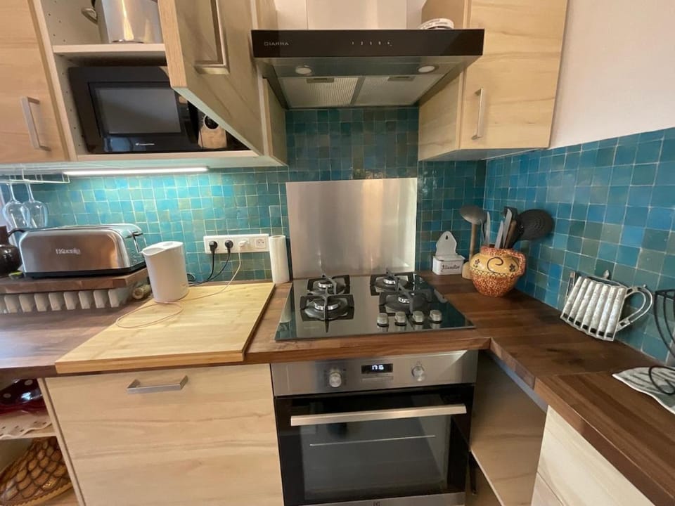 Coffee/tea facilities, dishwasher, microwave, oven, stove, toaster, kitchen