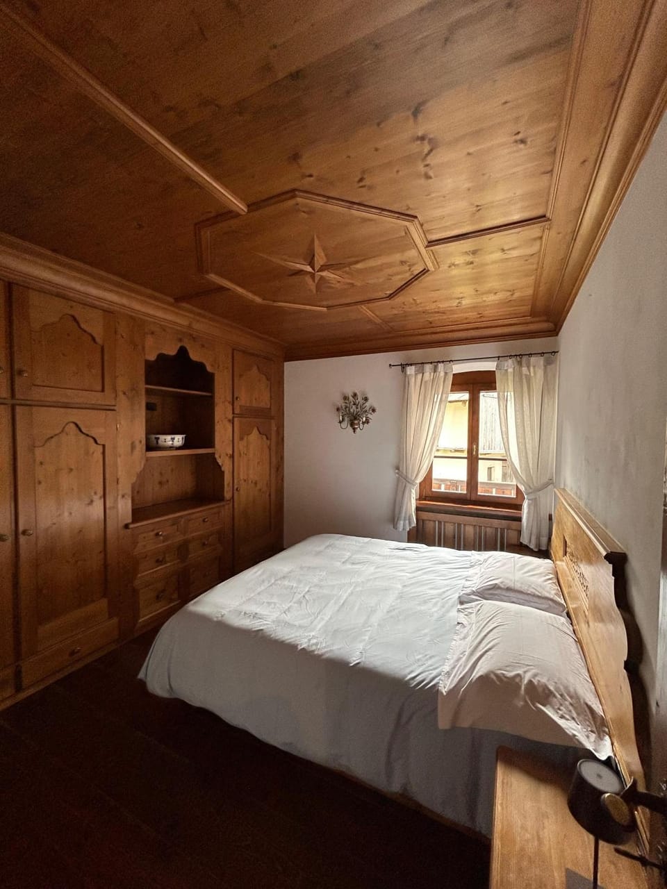 Photo of the whole room, Bedroom, wardrobe