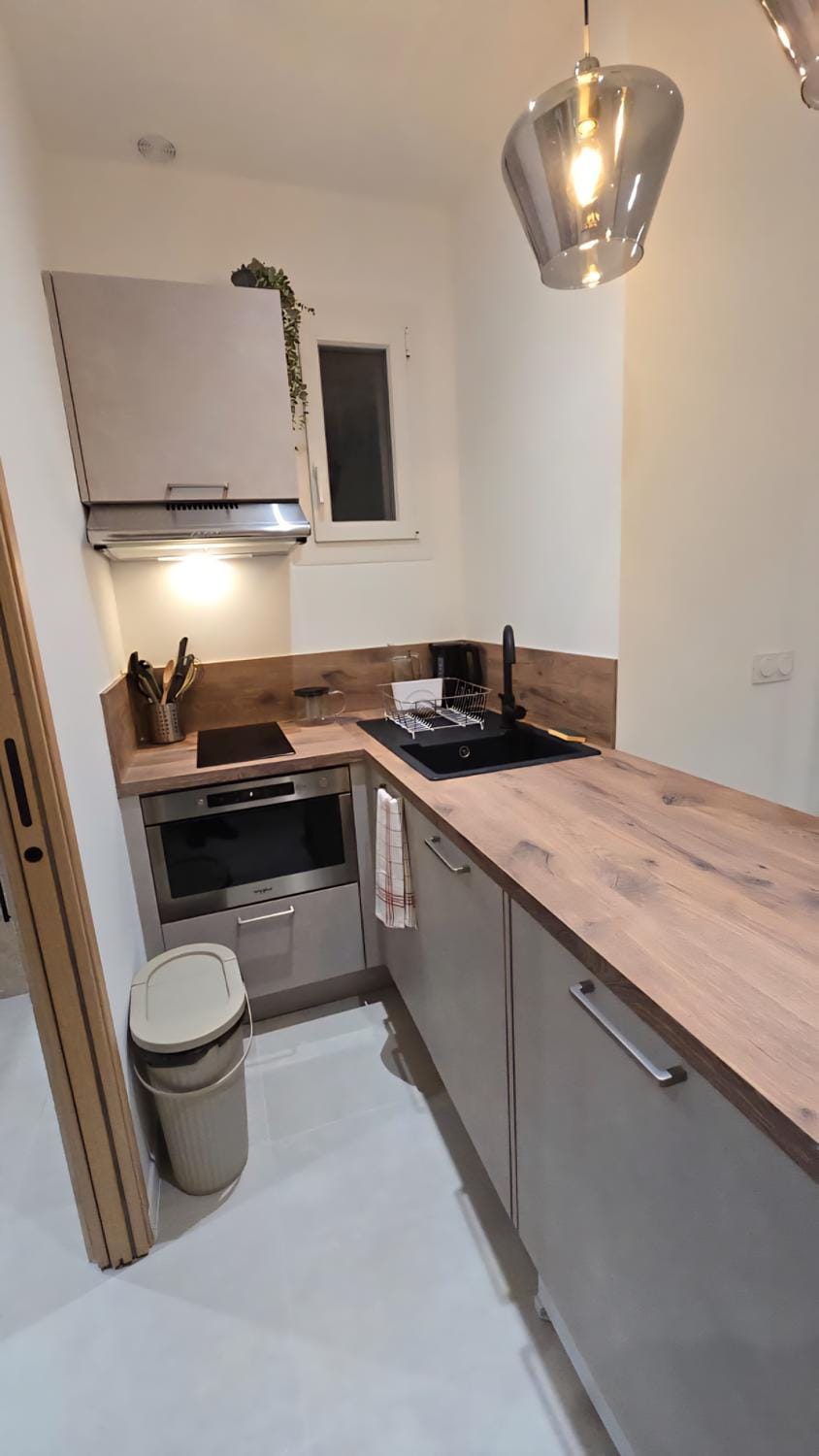 Kitchen or kitchenette
