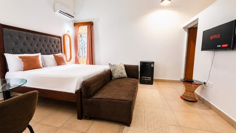Bed, TV and multimedia, Photo of the whole room, Seating area, Bedroom, air conditioner