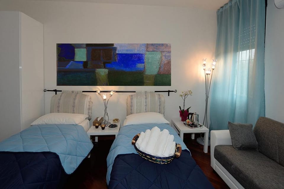 Day, Photo of the whole room