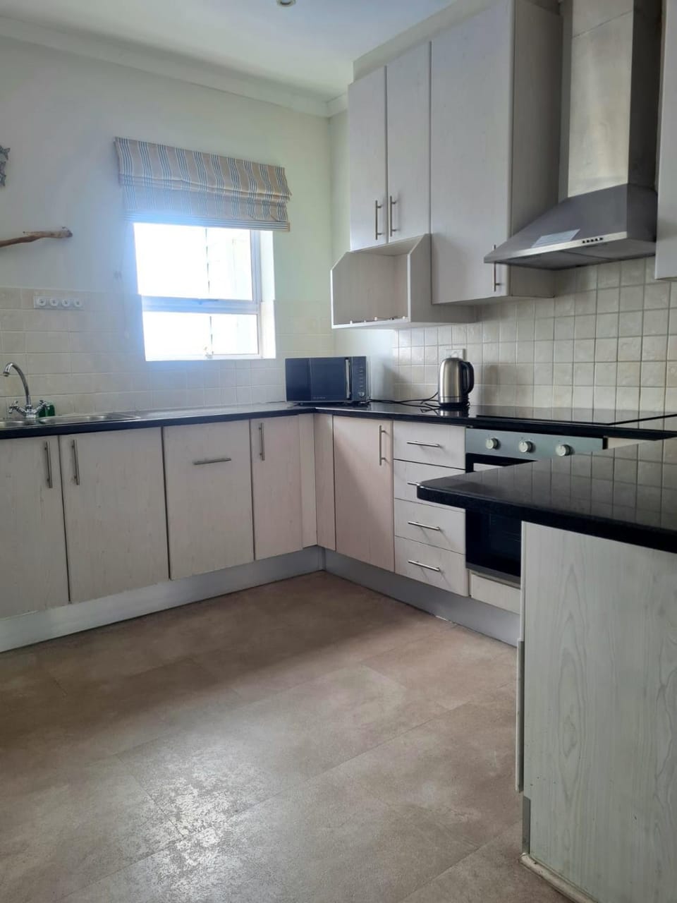 Kitchen or kitchenette, dishwasher, stove