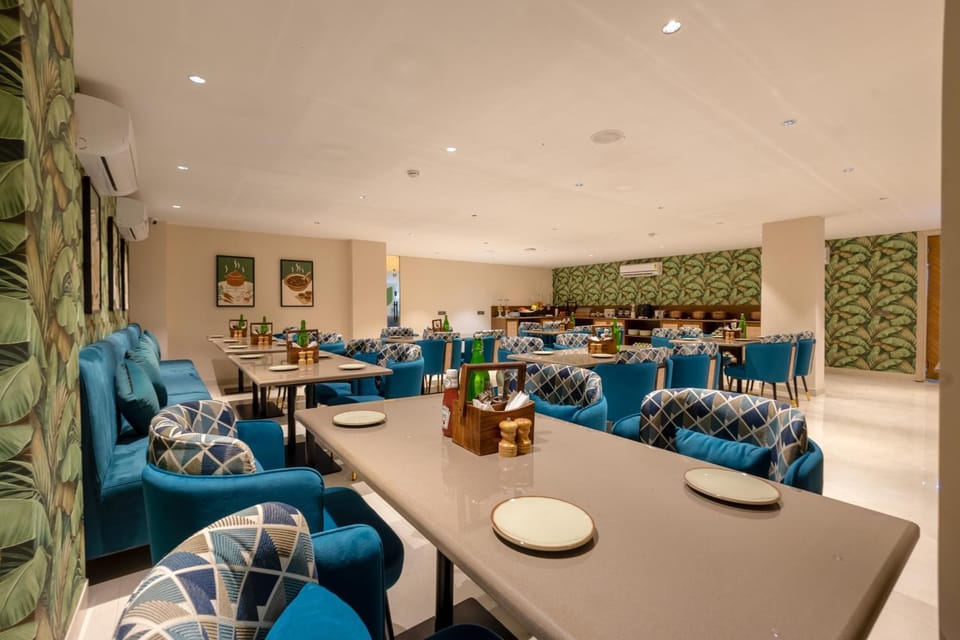 Restaurant/places to eat, Food and drinks, Seating area, Breakfast