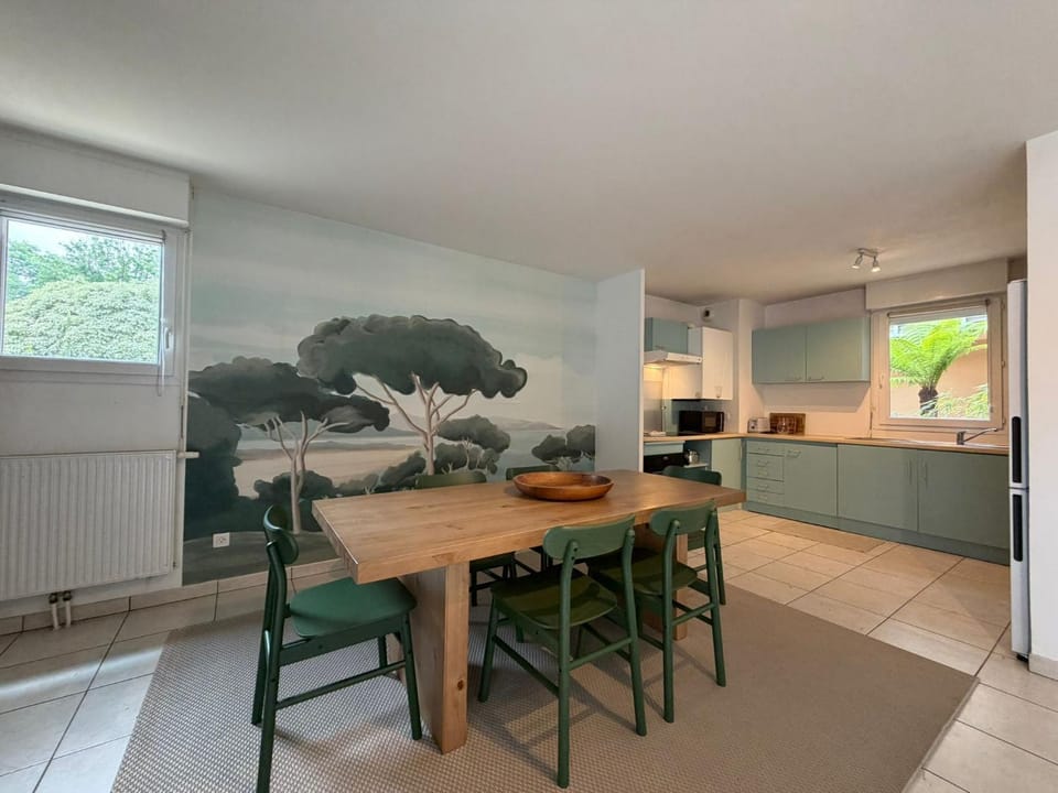 Kitchen or kitchenette, Dining area