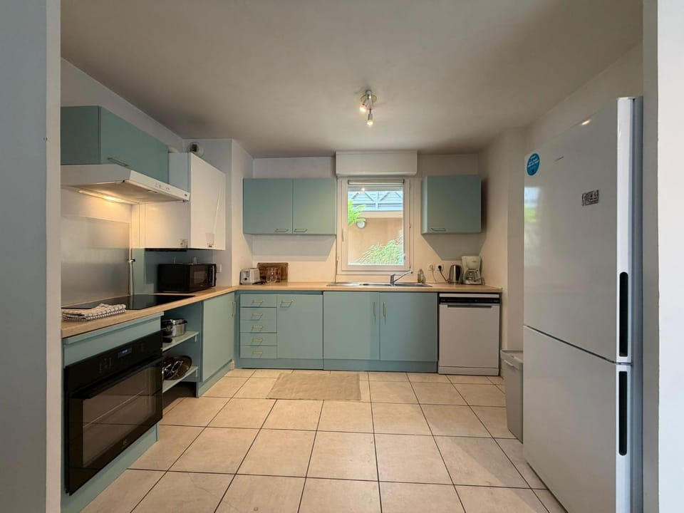 Kitchen or kitchenette, dishwasher, oven