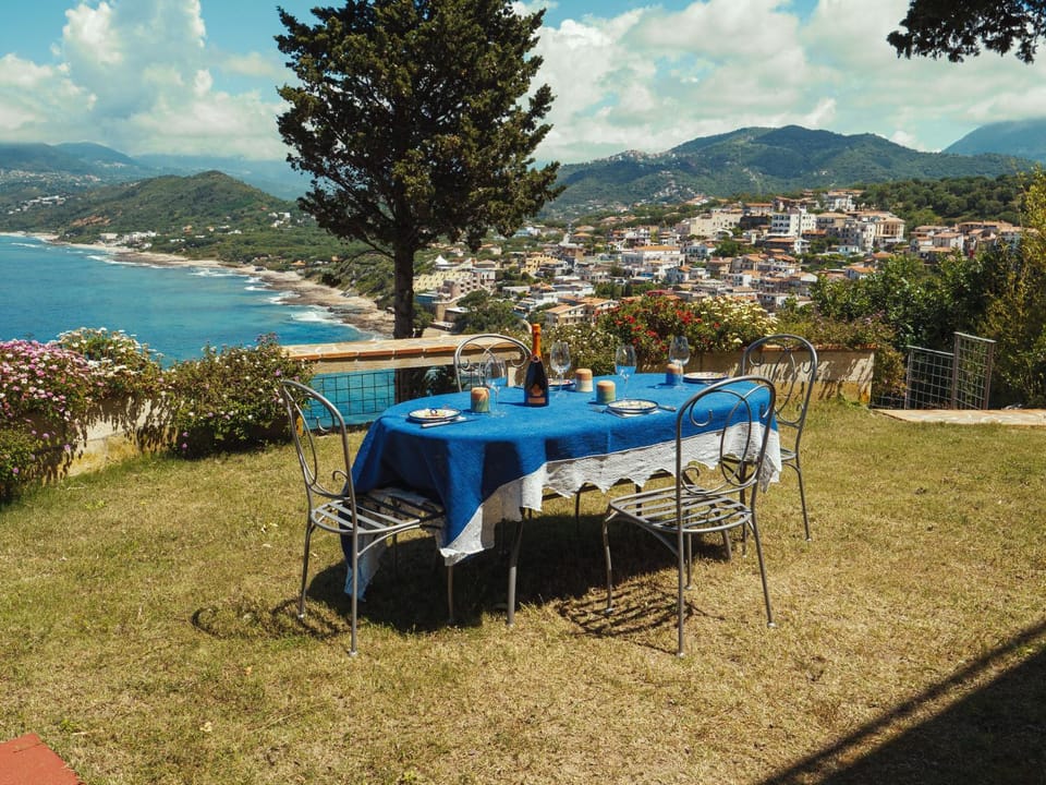 Nearby landmark, Natural landscape, Garden, Dining area, Sea view, Breakfast, Dinner