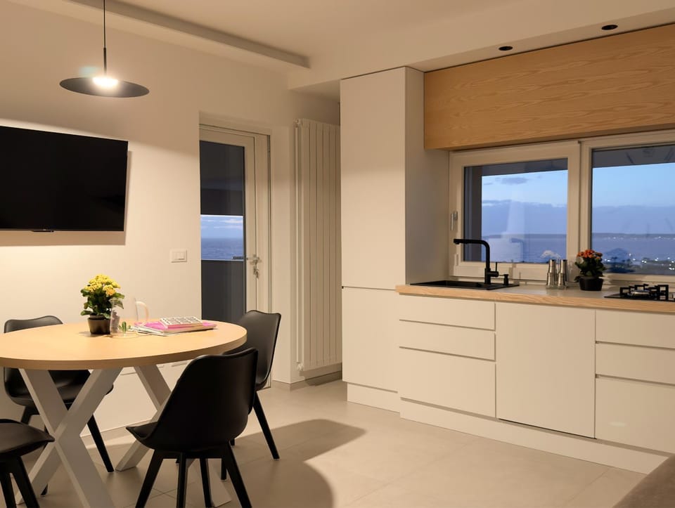 TV and multimedia, Coffee/tea facilities, Kitchen or kitchenette, Dining area, stove