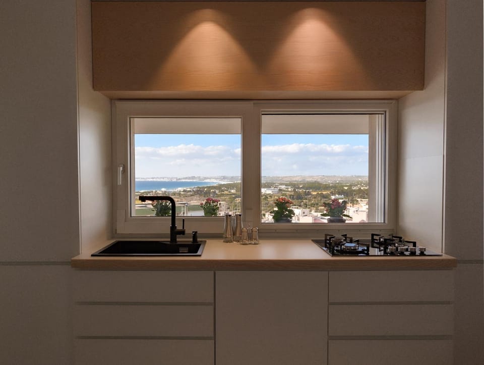Coffee/tea facilities, Kitchen or kitchenette, Sea view