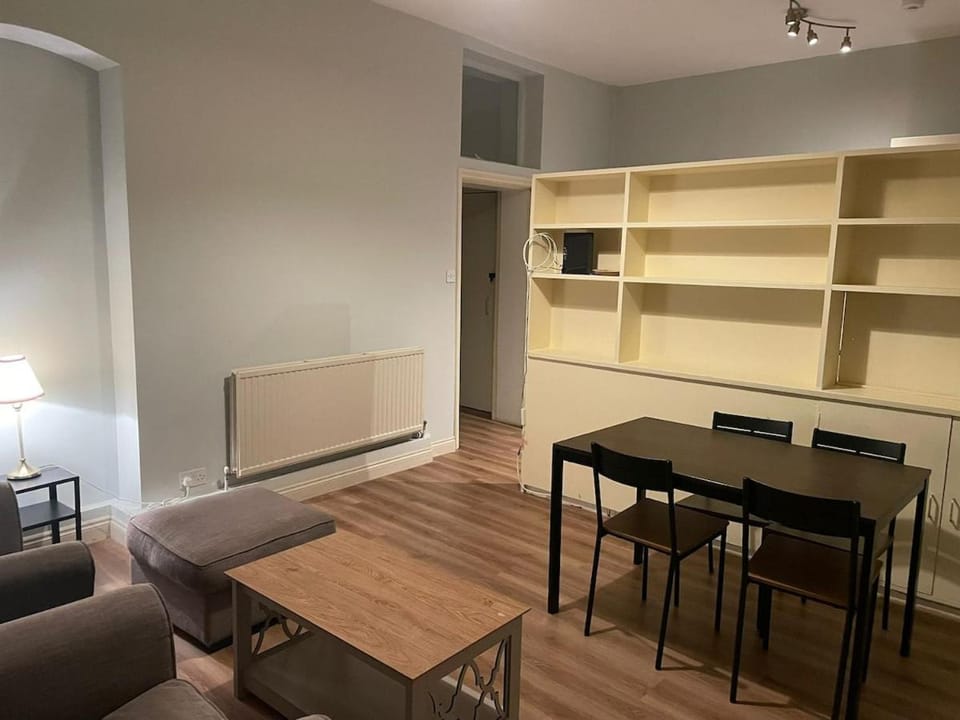 Spacious South Kensington Flat for 8, 2BR 1Bath Apartment in City of Westminster
