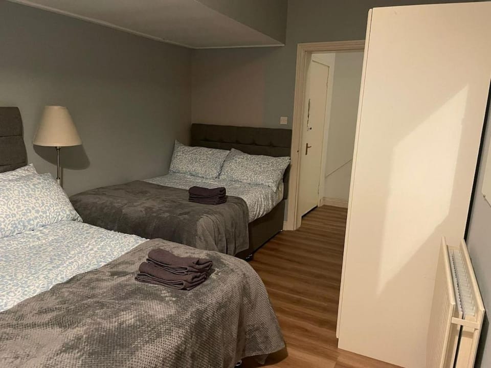 Spacious South Kensington Flat for 8, 2BR 1Bath Apartment in City of Westminster