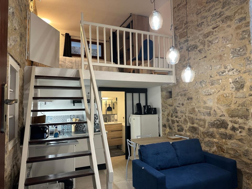 Kitchen or kitchenette, Seating area, Dining area
