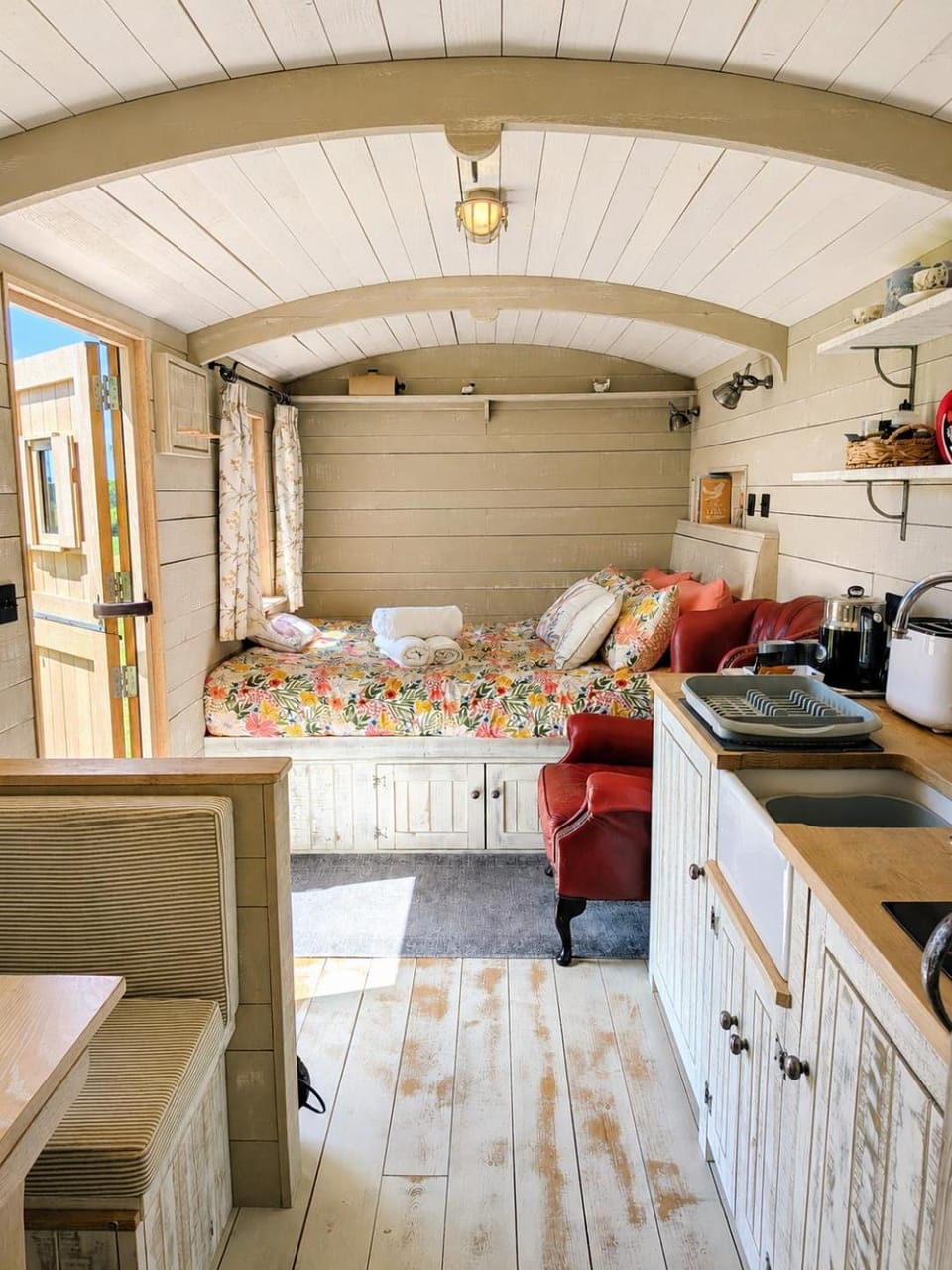 The Eyrie - Scenic Plankbridge Shepherds Hut Retreat Apartment in Tendring District