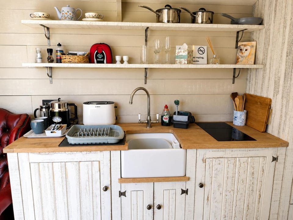 The Eyrie - Scenic Plankbridge Shepherds Hut Retreat Apartment in Tendring District