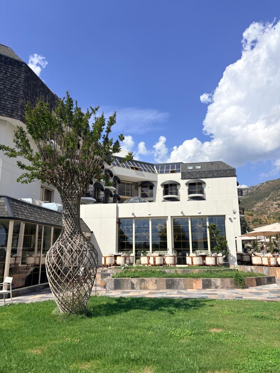Property building, Restaurant/places to eat, Spring, Day, Natural landscape, Garden, Garden view, Mountain view