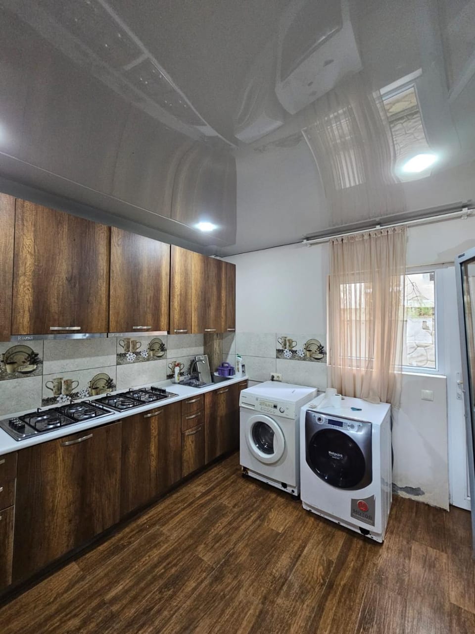 Kitchen or kitchenette, stove, washing machine