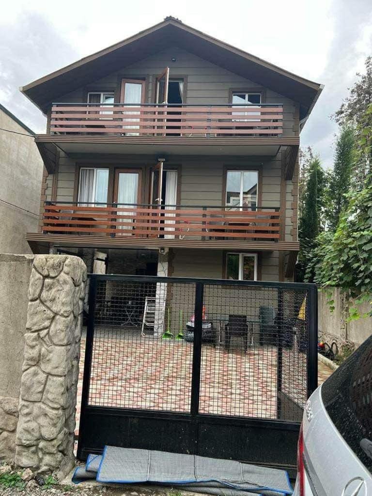 Property building, Day, Balcony/Terrace