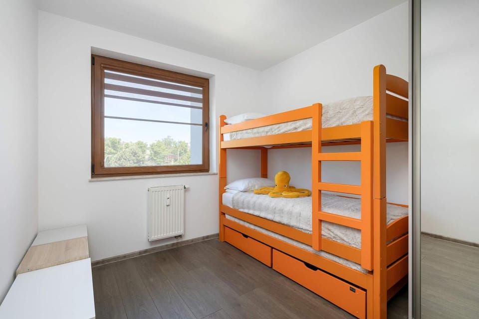 Bed, Photo of the whole room, Bedroom, bunk bed, towels