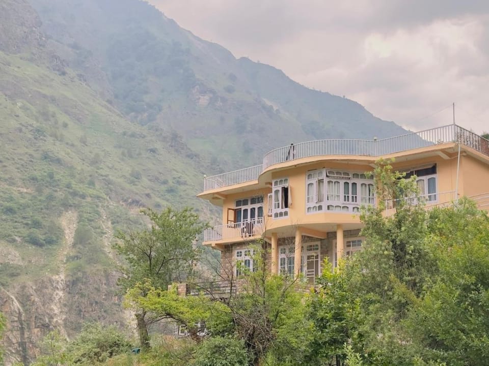 Cozy Himalayan Stay in Scenic Sainj Valley Apartment in Himachal Pradesh