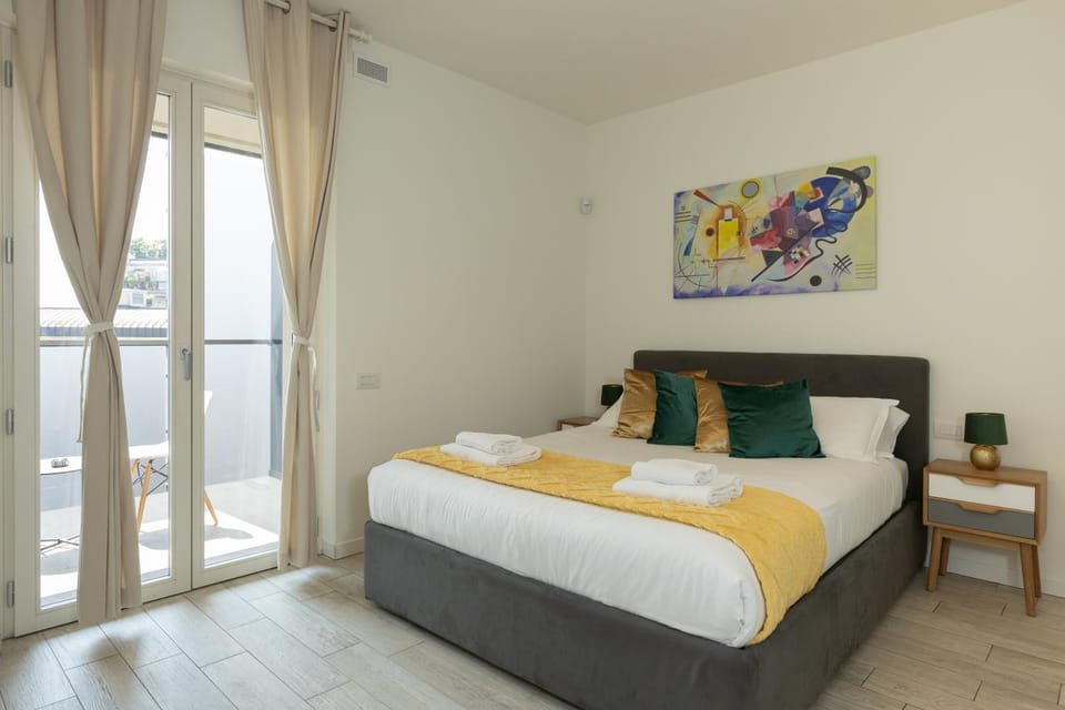 Bed, Photo of the whole room, Decorative detail, Bedroom, towels