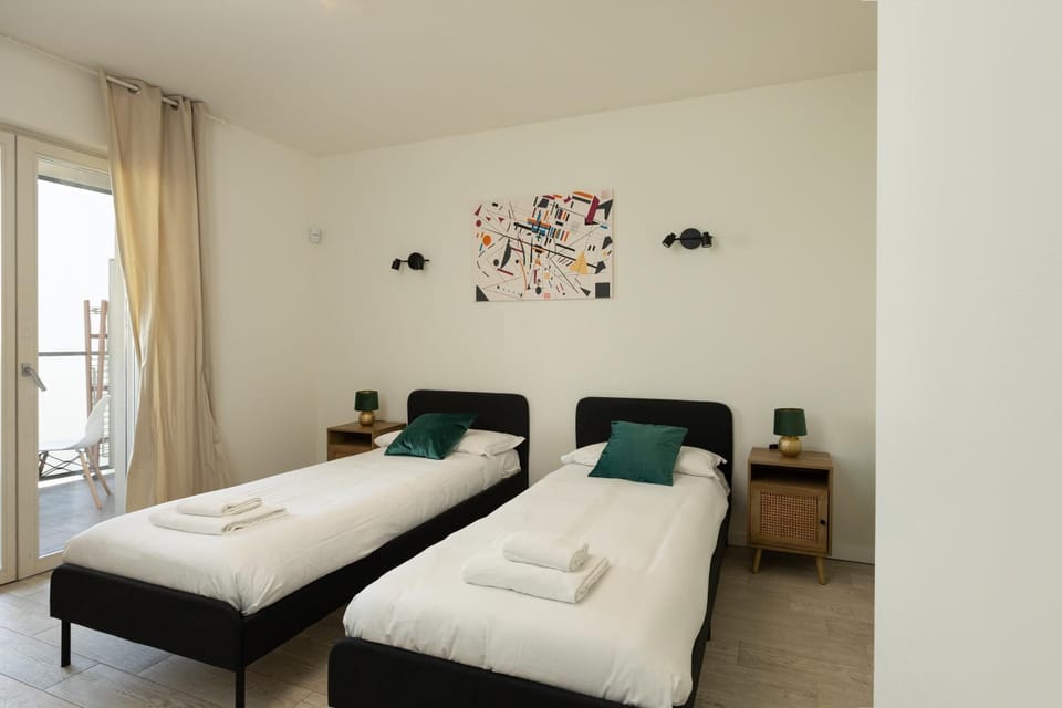Bed, Balcony/Terrace, Photo of the whole room, Decorative detail, Bedroom, towels