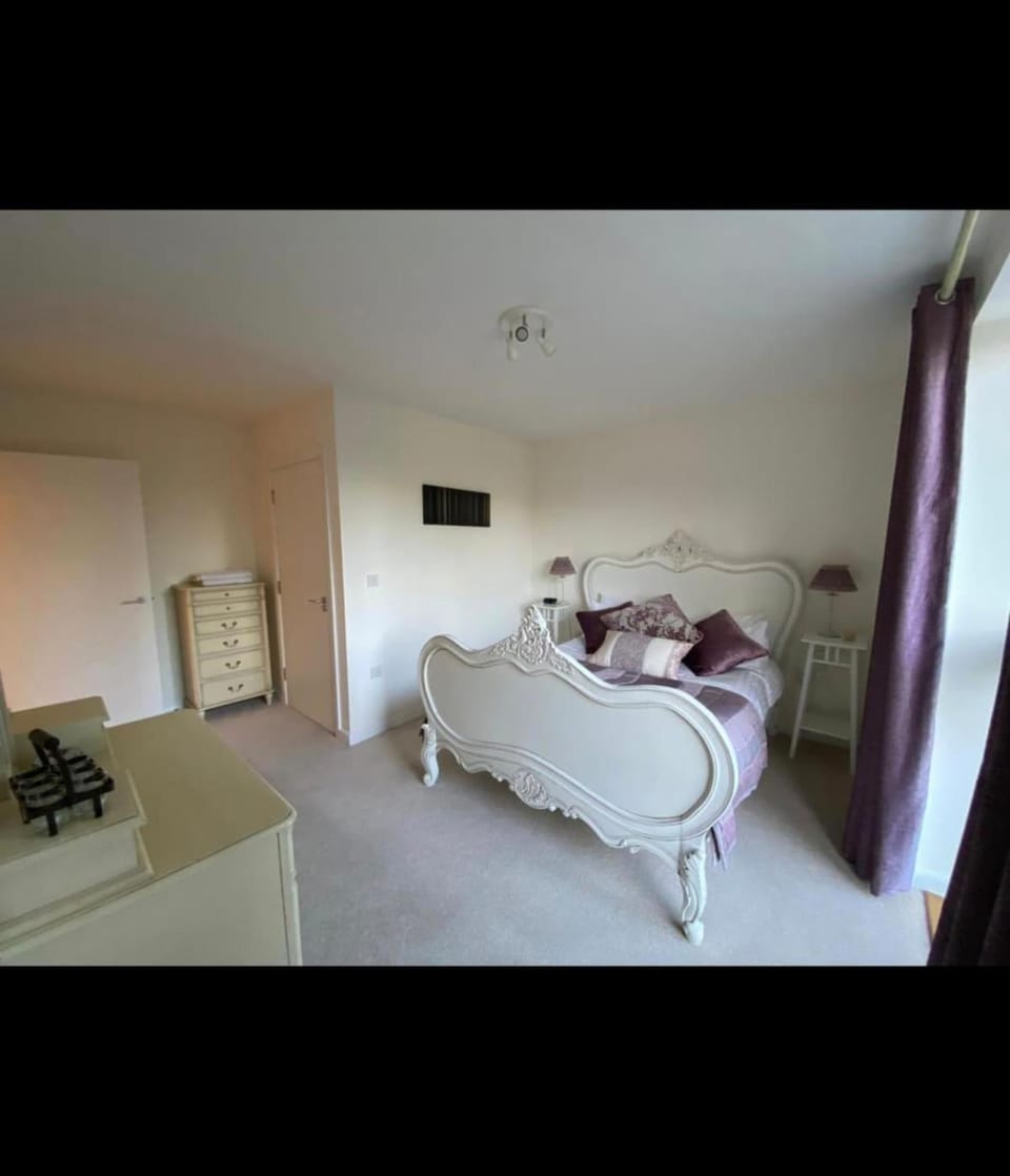 Luxury One Bed Apartment w Car Parking, by Station Apartment in Mid Sussex District
