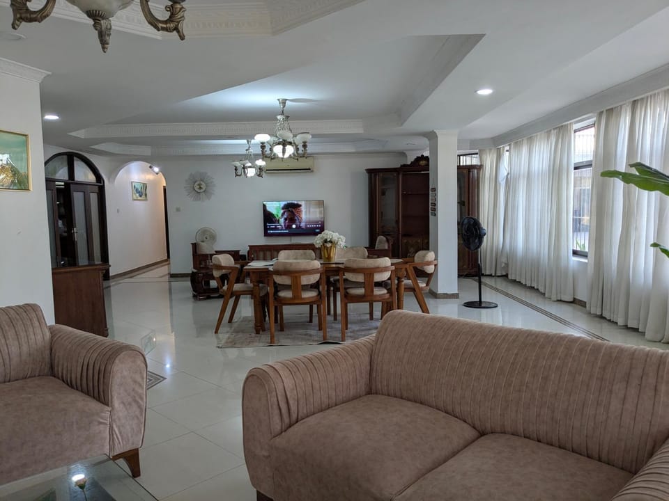 TV and multimedia, Living room, Seating area, Dining area