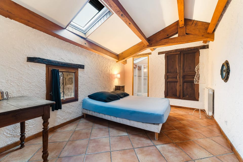 Bed, Living room, Photo of the whole room, Seating area, Bedroom