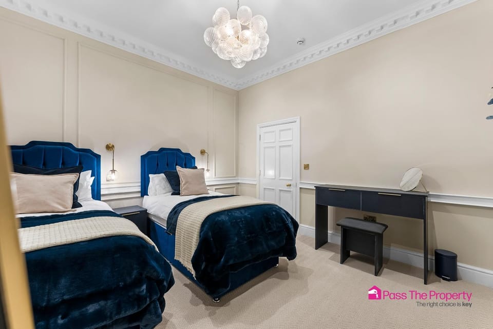 Experience Elegance in Central Bath Apartment in Bath