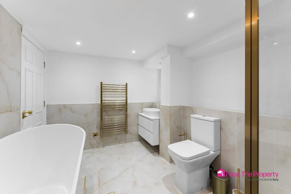 Experience Elegance in Central Bath Apartment in Bath