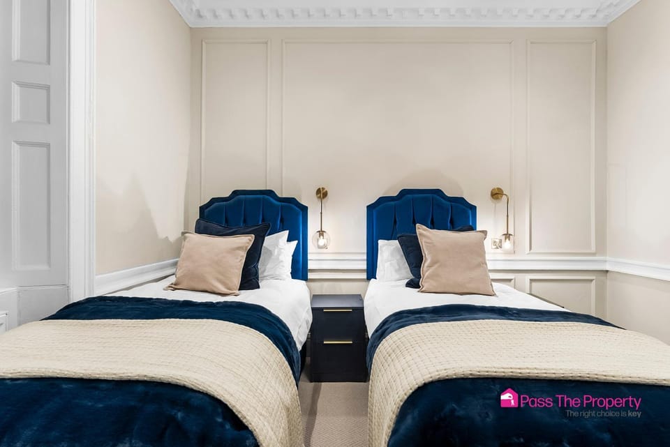 Experience Elegance in Central Bath Apartment in Bath