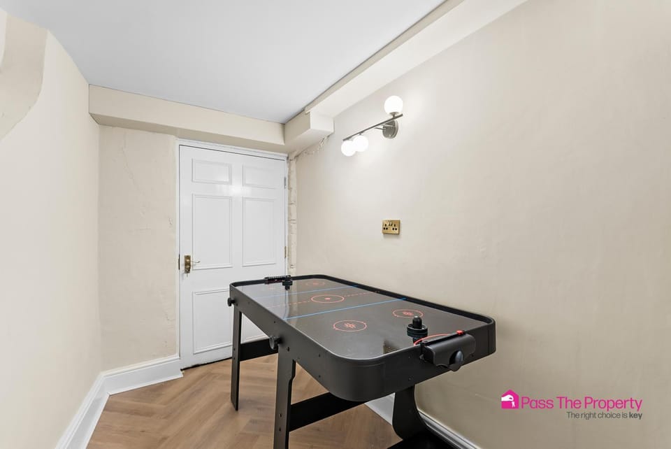 Experience Elegance in Central Bath Apartment in Bath