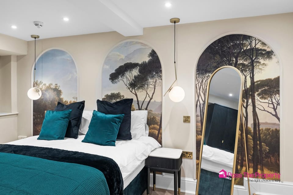 Experience Elegance in Central Bath Apartment in Bath