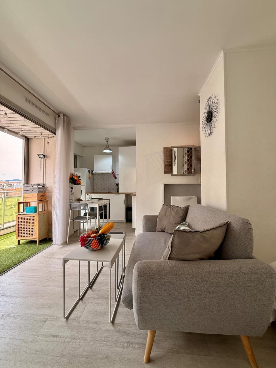 Kitchen or kitchenette, Living room, Seating area, Dining area