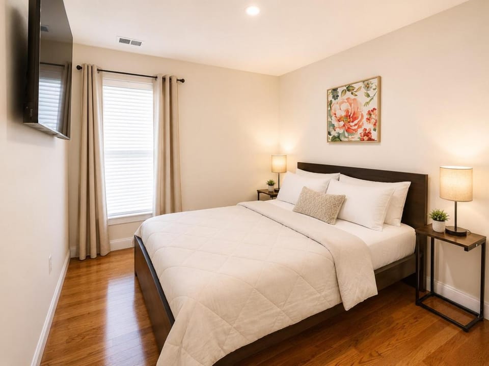 Bed, TV and multimedia, Photo of the whole room