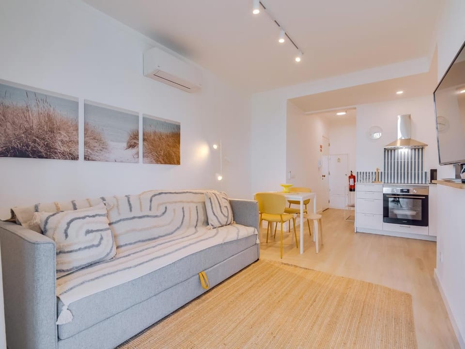 TV and multimedia, Kitchen or kitchenette, Living room, Seating area, Dining area, air conditioner