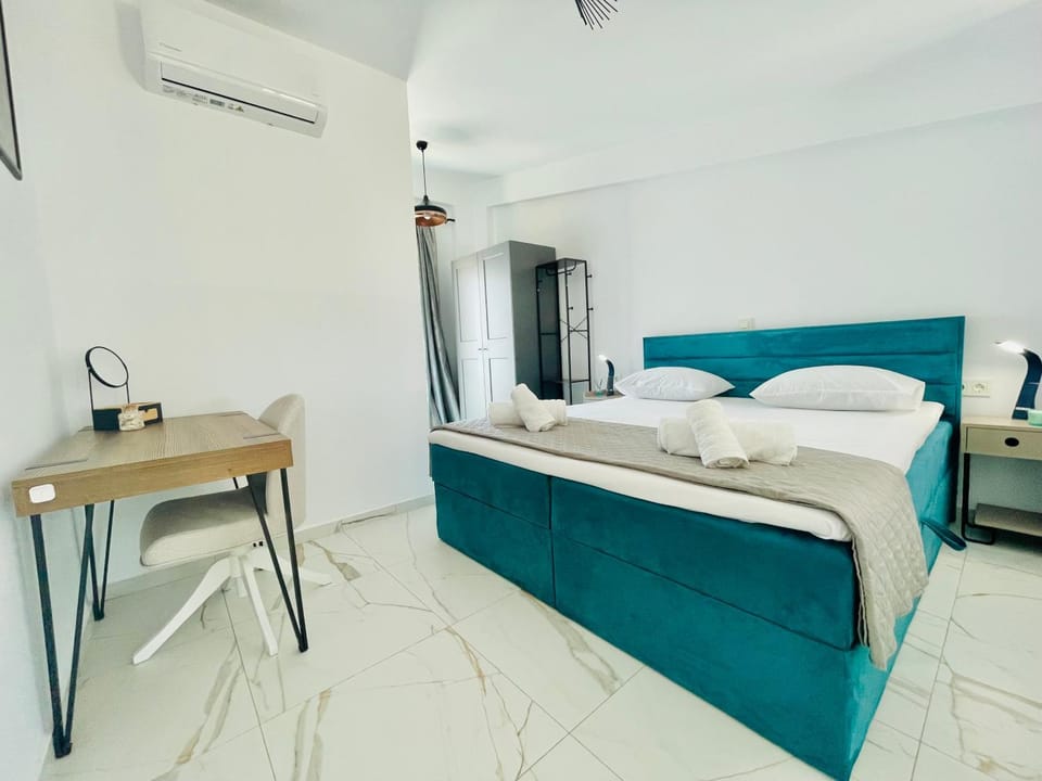Bed, Photo of the whole room, wardrobe