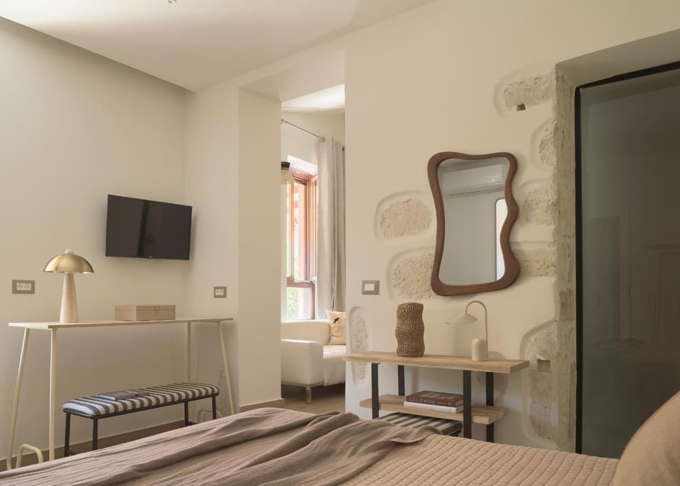 Bed, TV and multimedia, Seating area, Bedroom