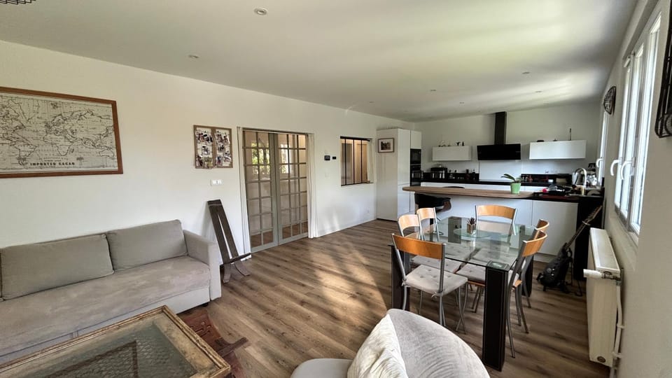 RDC de Maison avec jardin RER CYU Gdes Ecoles limite Cergy village Apartment in Cergy